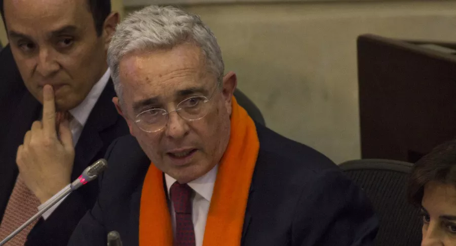 Álvaro Uribe en el Senado ilustra que habló de los falsos positivos en su gobierno