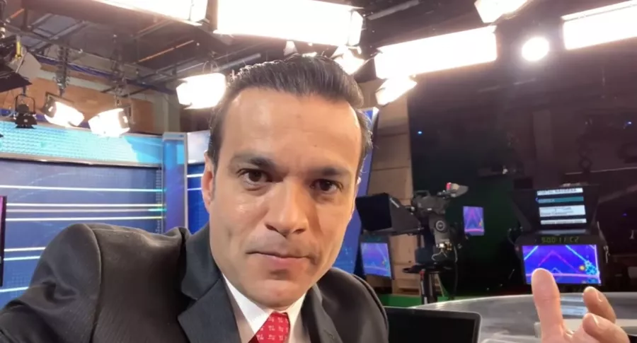 Juan Diego Alvira, presentador de Caracol Noticias, se burla de su meme.