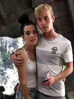 Mujer engañada por su novio y su mamá, junto a su expareja