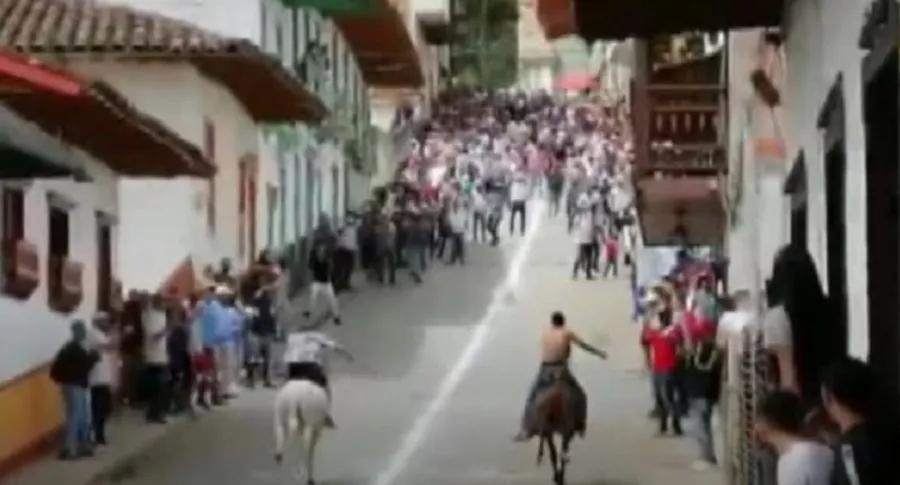 Imagen que muestra parte de la aglomeración que hubo por una carrera de caballos en Caramanta, Antioquia
