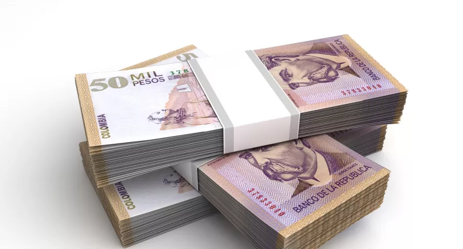 Billetes de 50 mil pesos colombianos ilustran nota sobre resultados de la lotería de Bogotá, la de Quindío y chances de febrero 18.