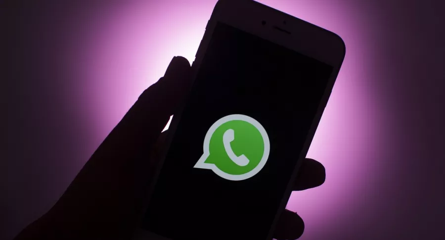 El logo de WhatsApp en la pantalla de un 'smartphone'. Imagen ilustrativa a cómo usar la 'app' sin tener un número de celular.