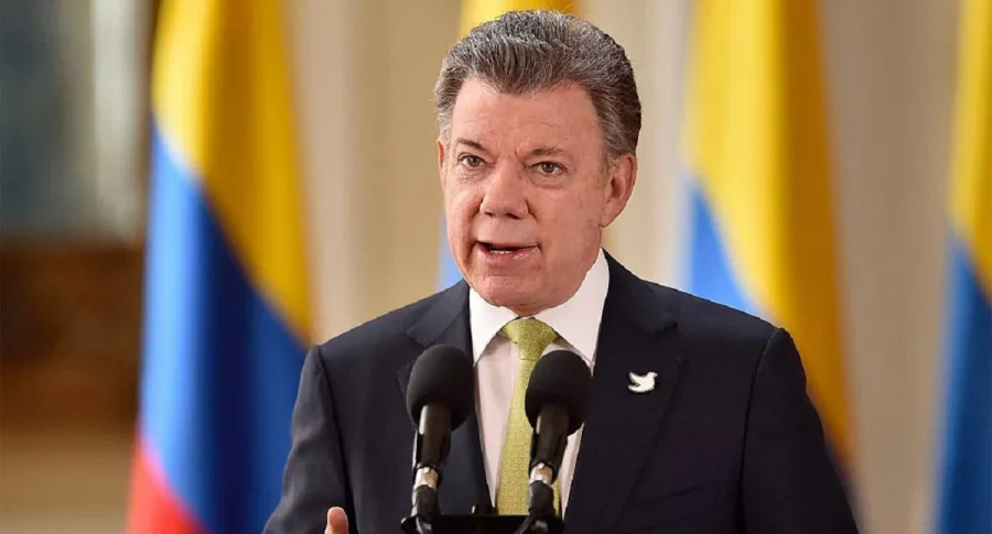 El expresidente Juan Manuel Santos habría concedido salvoconductos irregulares a alias 'Gabino' para viajar a Cuba, según Semana.