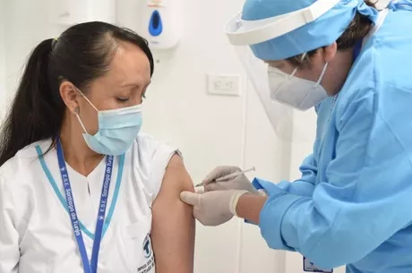 Una trabajadora de la salud llamada Claudia fue la primera vacunada en el Hospital Local ESE Santiago de Tunja / Imagen tomada de la cuenta de Twitter @AlcaldiaTunja.
