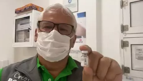 El alcalde Juan Carlos López anunció que el fisioterapeuta Juan David Mosquera Bastidas fue el primero en recibir la vacuna en Popayán / Imagen tomada de la cuenta de Twitter @jclopezcastri. 
