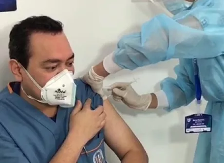 El ginecobstetra Célico Guzmán fue el primer vacunado del departamento del Huila en el Hospital de Neiva / Imagen tomada de la cuenta de Twitter @lagacetaco. 
