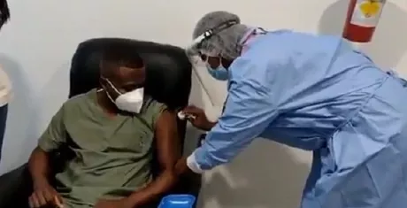 El terapeuta respiratorio Dany Wiliam Malfintano fue el primer vacunado contra la COVID-19 en el hospital Luis Ablanque de la Plata, de Buenaventura / Imagen tomada de la cuenta de Twitter @BLUPacifico. 
