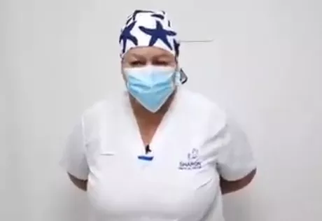 Martha Cecilia Díaz, jefe de enfermería, fue una de las primeras en recibir la vacuna en la Clínica Sharon, en Ibagué / Imagen tomada de la cuenta de Twitter @Alcaldiaibague.
