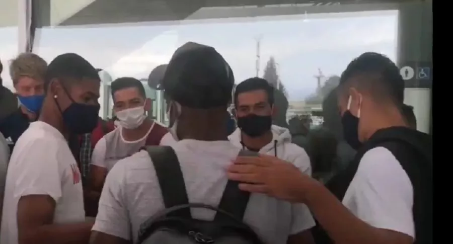 Recibimiento de jugadores de Millonarios a Andrés Felipe Román en el Aeropuerto El Dorado