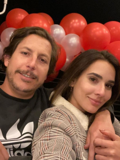 Foto de Alejandro Riaño y María Alejandra Manotas, a propósito de abdomen que le quedó a ella.