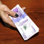 ¿Por qué delincuentes dañan billetes de 50.000 pesos y ponen hologramas en dinero falso?