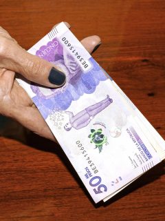 Imagen con billetes de 50.000 pesos, que ilustra la falsificación de dinero.