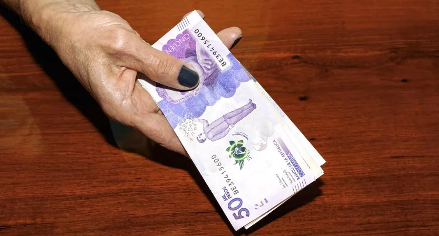 Imagen con billetes de 50.000 pesos, que ilustra la falsificación de dinero. 