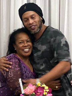 Muere la mamá de Ronadinho por COVID-19. Imagen de referencia del jugador y su madre