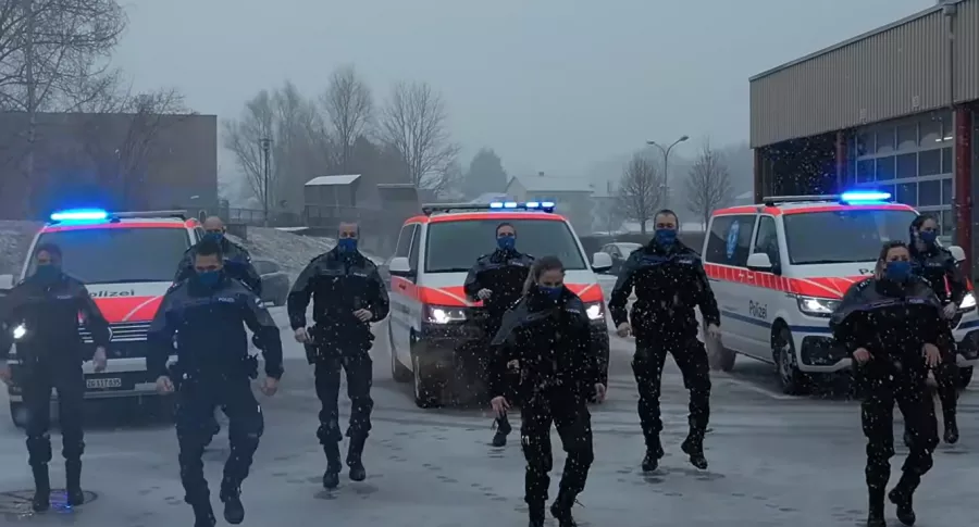 Video viral de policías bailando en Europa.
