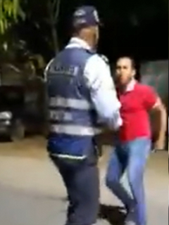 Hombres golpean a Policías en Barrancabermeja con un ladrillo.