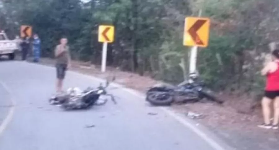 En una carretera al sur del departamento del Tolima, cuatro hombre que viajaban en dos motos murieron tras chocar mutuamente.