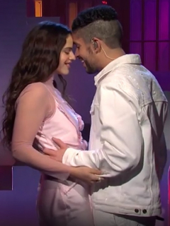 Video de Bad Bunny y Rosalía durante el show de Satudar Night Live en el que casi se besan.