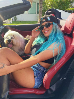 Foto de Instagram de Karol G estrenando su lujoso carro Ferrari convertible de $1.200 millones.