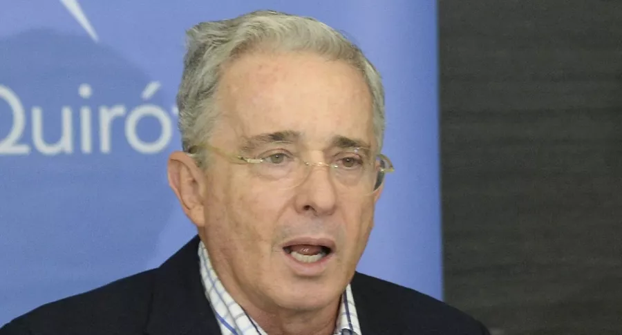 Álvaro Uribe Vélez en una rueda de prensa ilustra nota sobre editorial de El País, de él y los falsos positivos