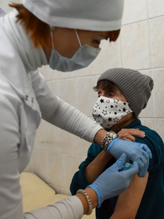 Mujer en condición de calle en San Petersburgo (Rusia) recibe la vacuna contra el coronavirus