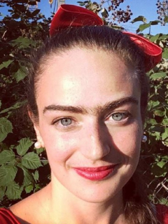 Eldina Jaganjac, danesa de 31 años, decidió no volver a depilarse el bigote y las cejas.