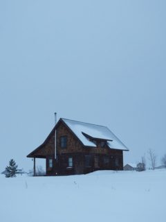 Casa en medio de la nieve, ilustra nota de niño que murió en tormenta invernal y familia demandará a empresa eléctrica