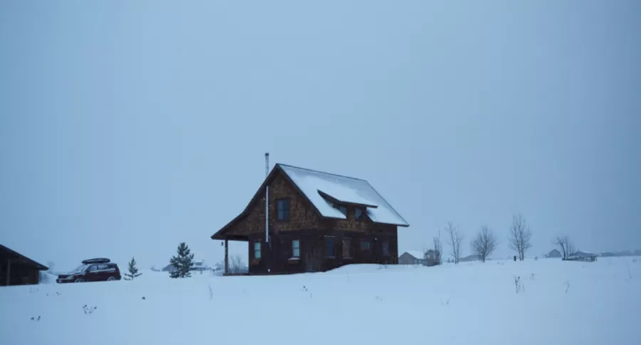 Casa en medio de la nieve, ilustra nota de niño que murió en tormenta invernal y familia demandará a empresa eléctrica