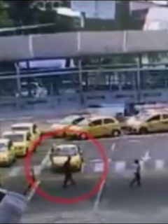 Imagen del momento en que recogen al empleado en taxi,en Quibdó, al que luego secuestraron