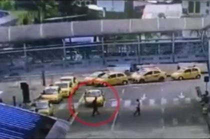 Imagen del momento en que recogen al empleado en taxi,en Quibdó, al que luego secuestraron