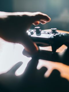 Foto de un control ilustra nota sobre 'Call of Duty Black Ops Cold War y Warzone': nuevas armas, modos de juego y más