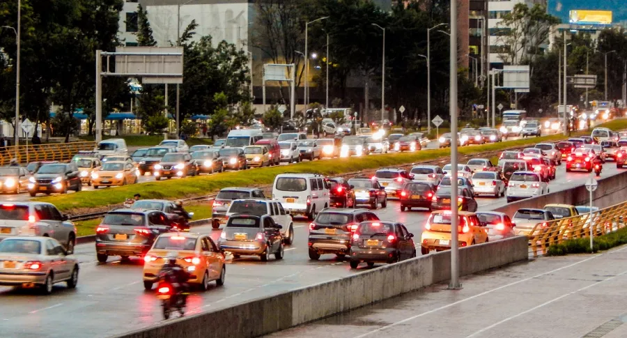 Carros en el tráfico de la ciudad. Imagen ilustrativa al pico y placa que aplicará en Bogotá el 23 de febrero.