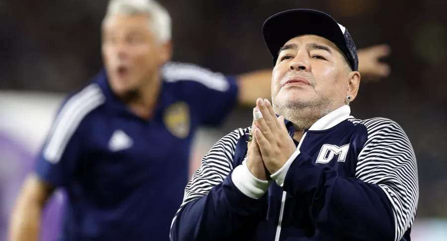 Diego Maradona, quien según chats de sus médicos pudo haber padecido demencia alcohólica y párkinson