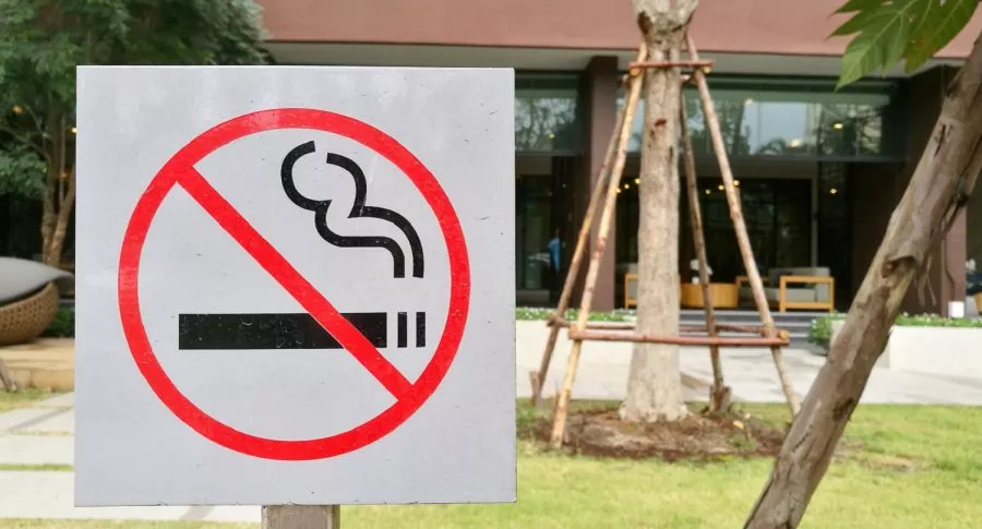 Imagen que ilustra el proyecto que prohibiría fumar en los parques. 