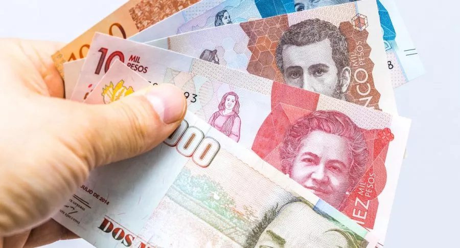 Billetes colombianos, ilustran nota de cómo cobrar el subsidio del Ingreso Solidario en Colombia.