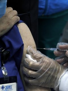 Imagen de vacuna en Colombia ilustra nota sobre explicaciones que pide la Supersalud por colados en proceso de vacunación