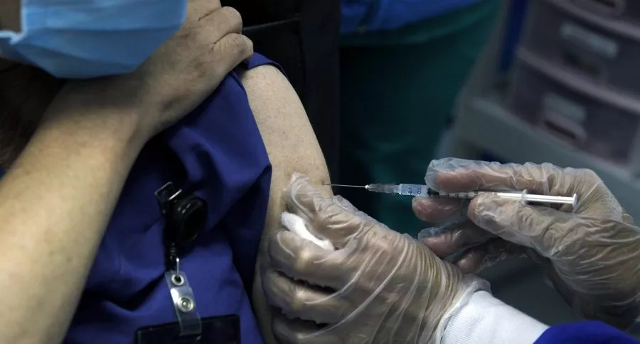 Imagen de vacuna en Colombia ilustra nota sobre explicaciones que pide la Supersalud por colados en proceso de vacunación