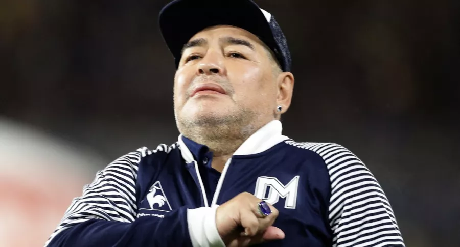 Diego Maradona, por cuya muerte la fiscalía que investiga el caso convocó una junta médica para establecer si hubo mala praxis, reconoce a los espectadores durante un homenaje en el estadio La Bombonera, en Buenos Aires, el 7 de marzo de 2020.