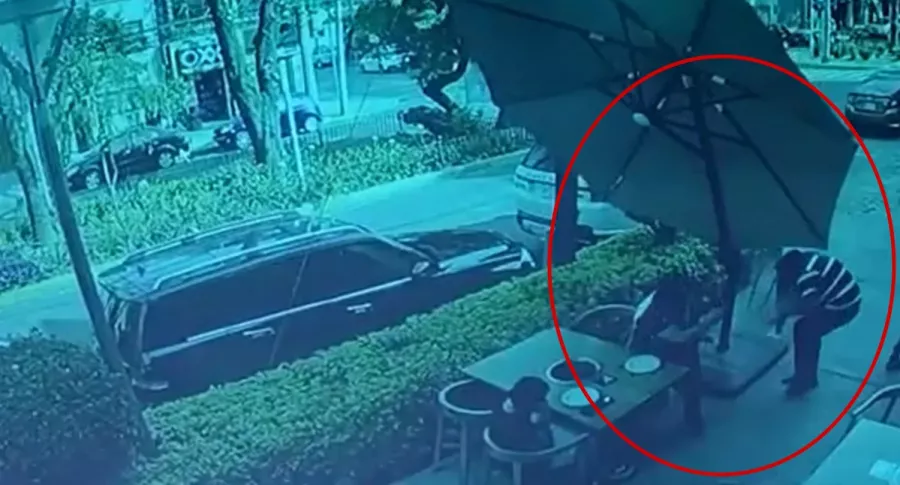 Captura de pantalla del video en el que se ve a un hombre sacar corriendo a tiros a ladrones, en México