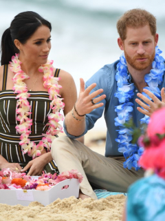 Príncipe Harry y Meghan Markle con pinta hawaiana en playa de Australia, ilustra nota de Príncipe Harry luce "americano, parecido a Trump": experta en lenguaje corporal