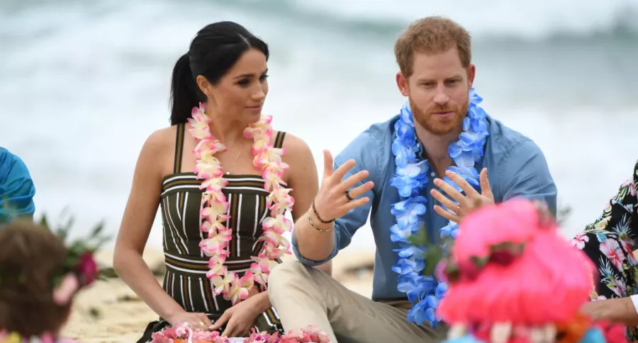 Príncipe Harry y Meghan Markle con pinta hawaiana en playa de Australia, ilustra nota de Príncipe Harry luce "americano, parecido a Trump": experta en lenguaje corporal