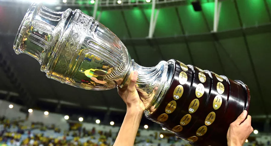 Copa América, confirmada en Colombia y Argentina, pero sin Australia y Catar. Imagen del trofeo del certamen.