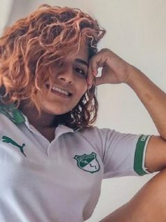 Fay Martínez, quien afirmó que se “empelotaría” si Marco Pérez hacía un gol con el Deportivo Cali, subió la respectiva foto desnuda en Twitter.