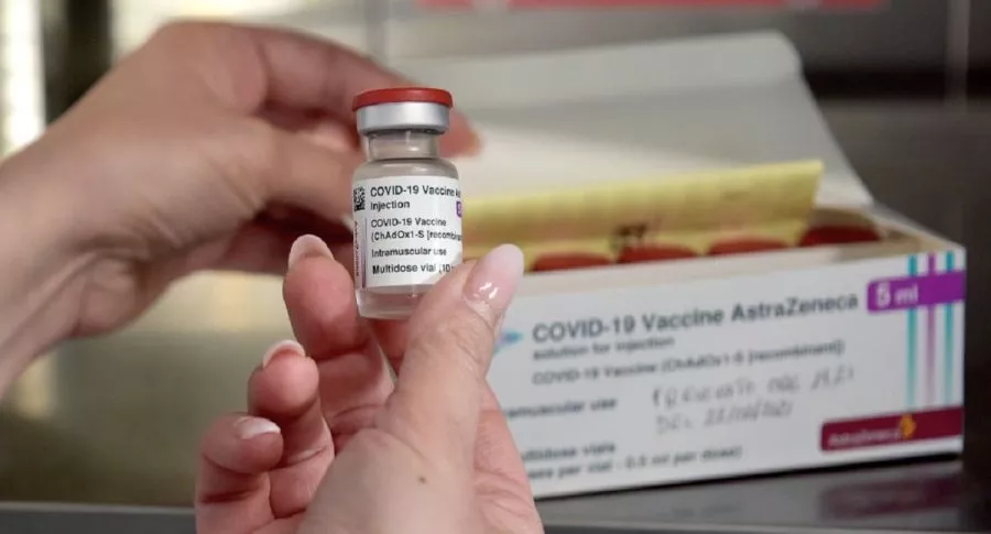 La vacuna de AstraZeneca es la tercera en obtener aval para su aplicación en Colombia.