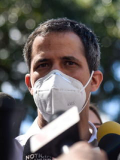 El líder opositor venezolano Juan Guaidó fue sancionado por la Contraloría de ese país.