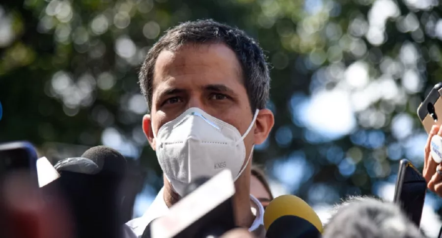 El líder opositor venezolano Juan Guaidó fue sancionado por la Contraloría de ese país.