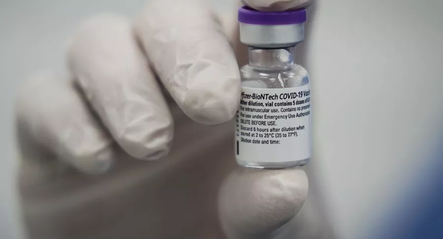 Vacuna contra la COVID-19 de Pfizer ilustra nota sobre dosis que llegó mal cerrada a Barranquilla