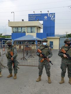 Guardias cuidando cárcel tras amotinamientos que dejaron 75 muertos en Ecuador