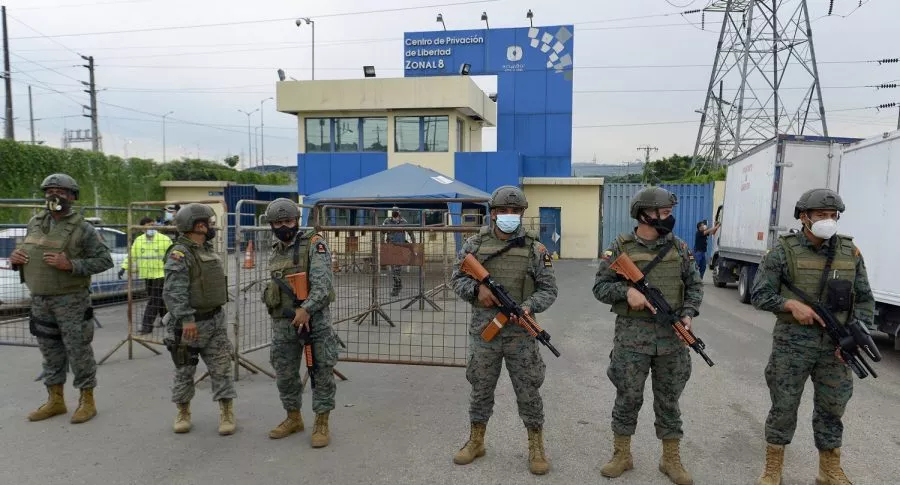 Guardias cuidando cárcel tras amotinamientos que dejaron 75 muertos en Ecuador