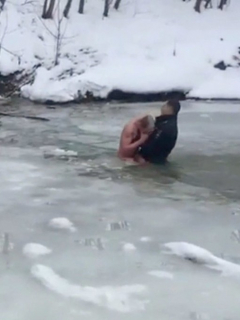 Capturas de pantalla de video viral en Rusia de policía que se lanza a río congelado y salva a joven tras romper hielo con sus propias manos